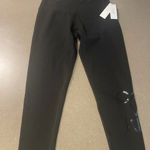 Women’s leggings. NWT. Size Large.